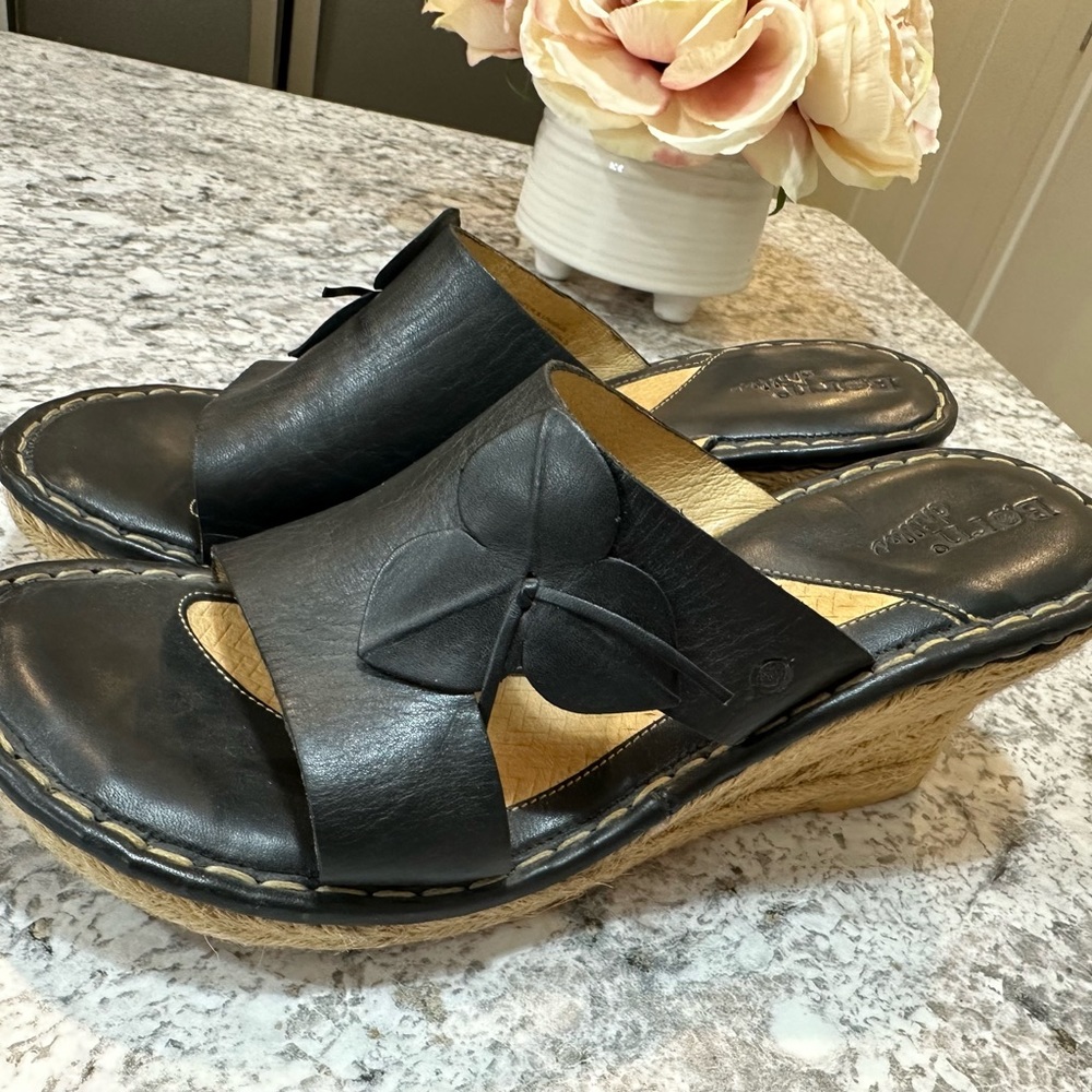 Born espadrille wedge sandals, Black leather, Flower Detail, Size 10 - Picture 11 of 12
